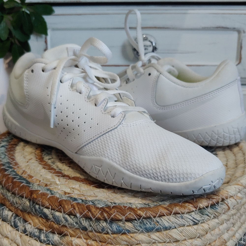 Nike White 7.5 shoes